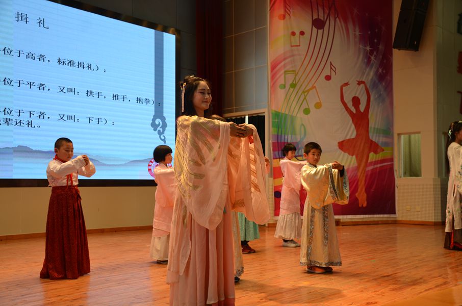 1525662159215512.jpg 德外小學(xué)舉行“首場(chǎng)漢服主題公開(kāi)課”活動(dòng)_副本.jpg