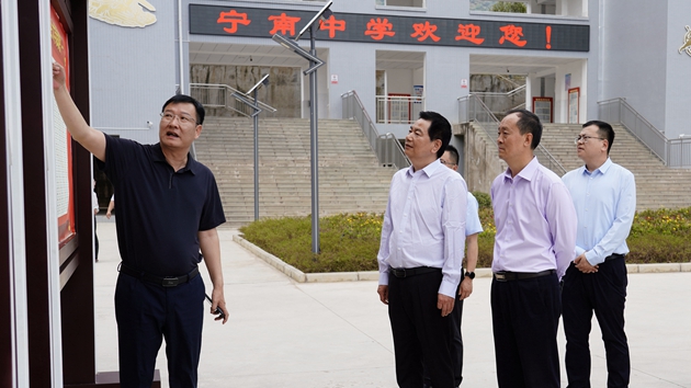 蘇華一行來(lái)到寧南中學(xué)北校區(qū)，詳細(xì)了解我縣教育發(fā)展情況。_副本.jpg
